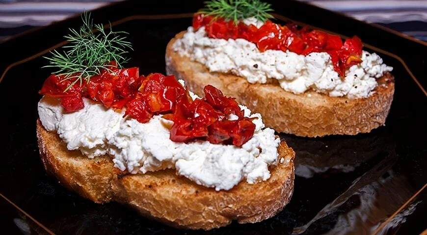 Crostini with ricotta and sun-dried tomatoes