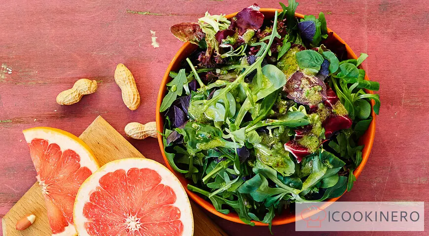 Green salad with herbs