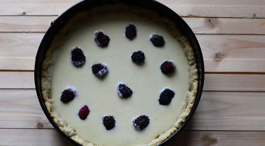 Tart with cottage cheese and blackberries