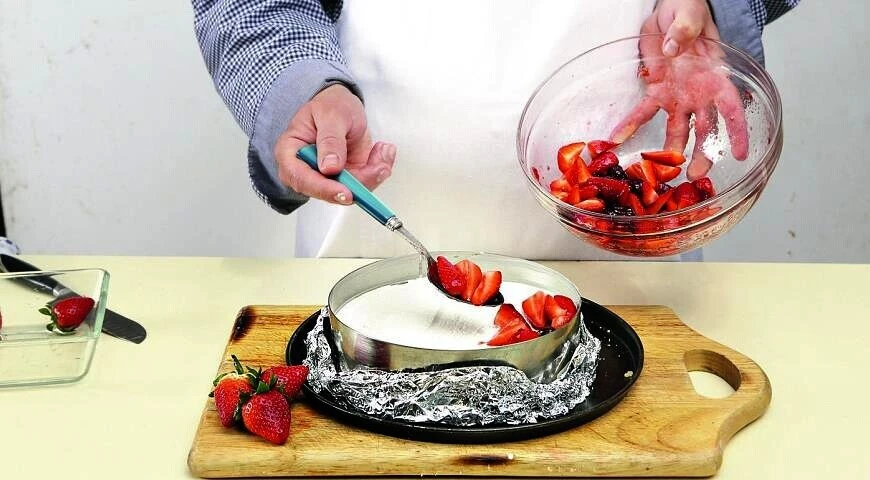 Cake without baking with strawberries
