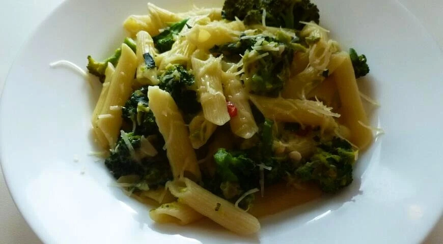 Pasta with broccoli and capers
