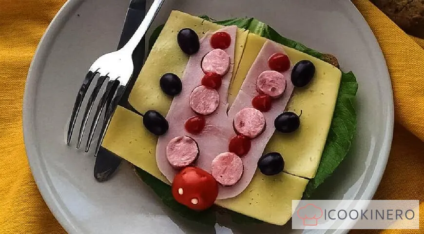 Panino con formaggio e salumi