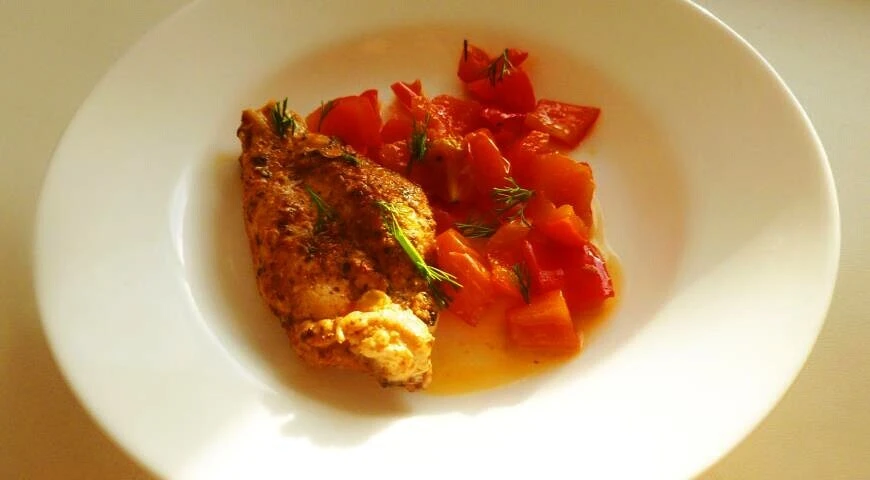 Fried chicken with bell peppers and tomatoes