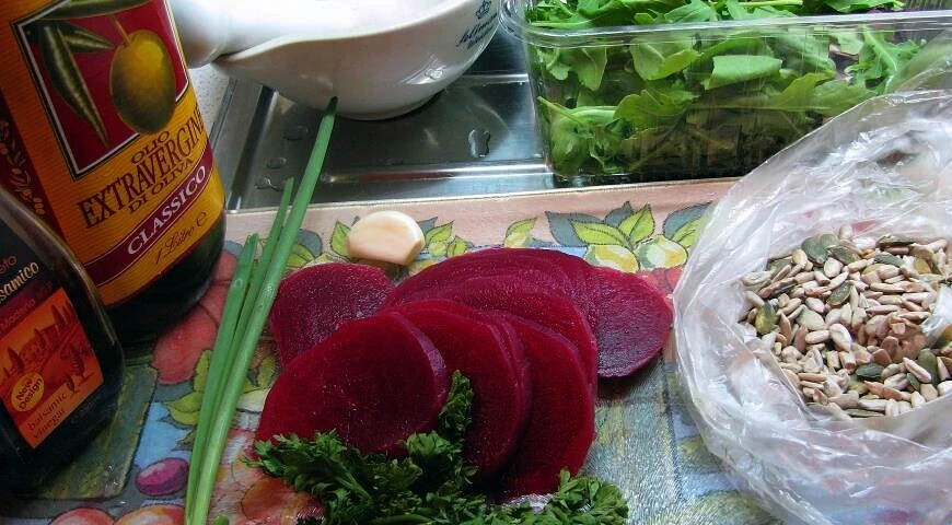 Beet mix salad with arugula and pumpkin seeds