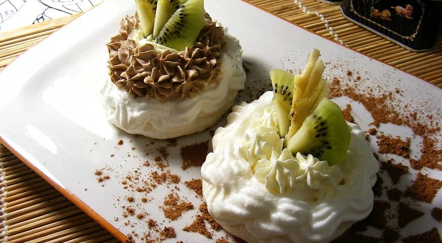 Meringue baskets with Charlotte cream and fruit