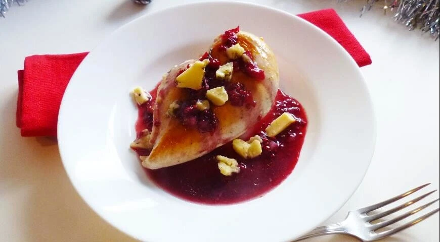 Chicken with raspberry sauce and blue cheese