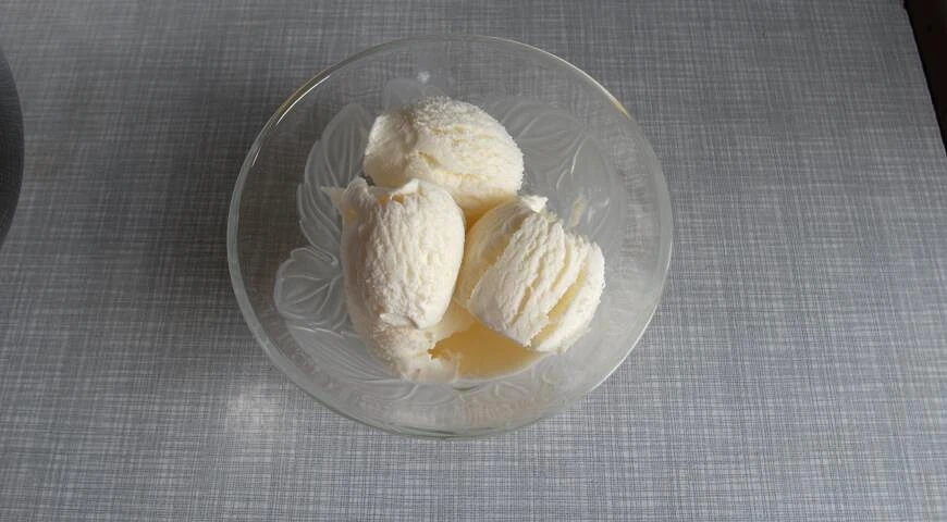 Dessert froid de crème glacée prête à l'emploi aux noix et sauce au cassis