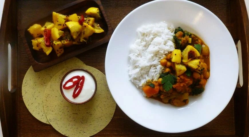 Vegetable curry with basmati rice and spicy lemon