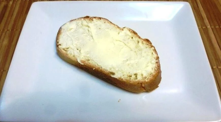 Sandwich mit mariniertem Käse und Eigelb