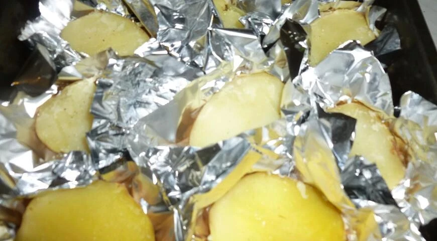 Potato baked in foil with ham and cheese