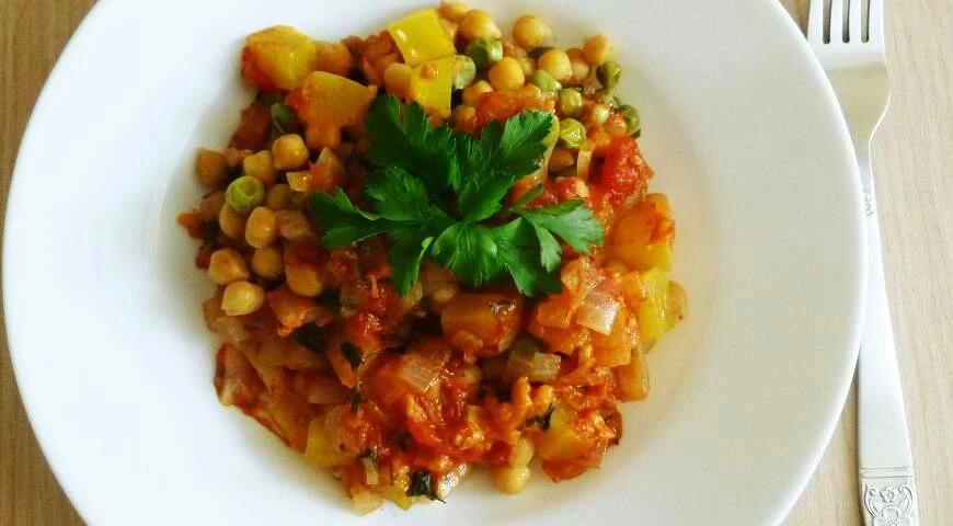 Chickpeas with peas in tomato sauce