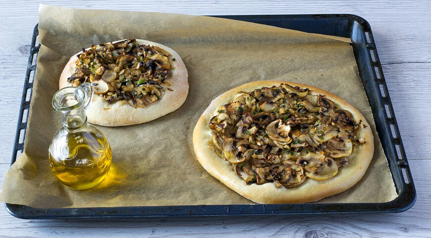 Lenten pie with mushrooms