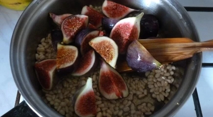 Chicken with figs and pine nuts