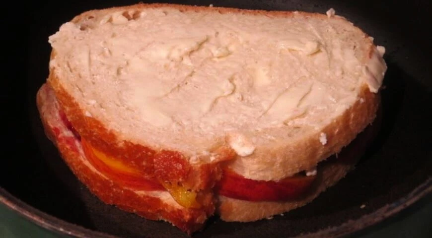 Sándwich de melocotones, queso de cabra y mermelada de frambuesa