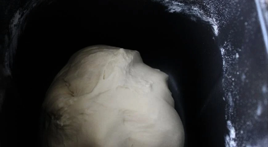 Pasta per gnocchi di crema pasticcera in una macchina per il pane