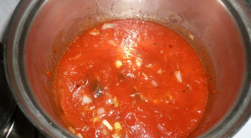 Soupe de tomates aux crevettes et olives