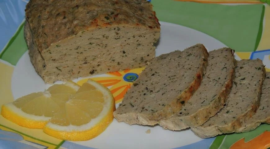 Sándwich de desayuno con "pastel de carne" casero con aceitunas