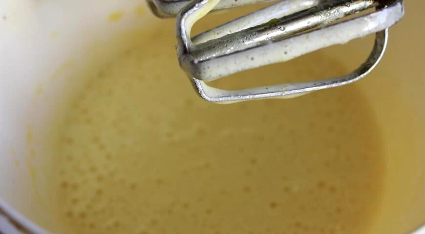 Apfelkuchen in einem langsamen Kocher