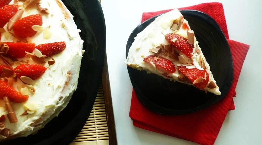 Pie with strawberries and white chocolate