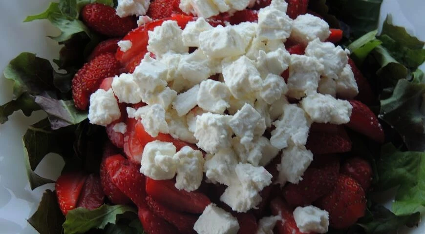 Salad with strawberries and feta cheese