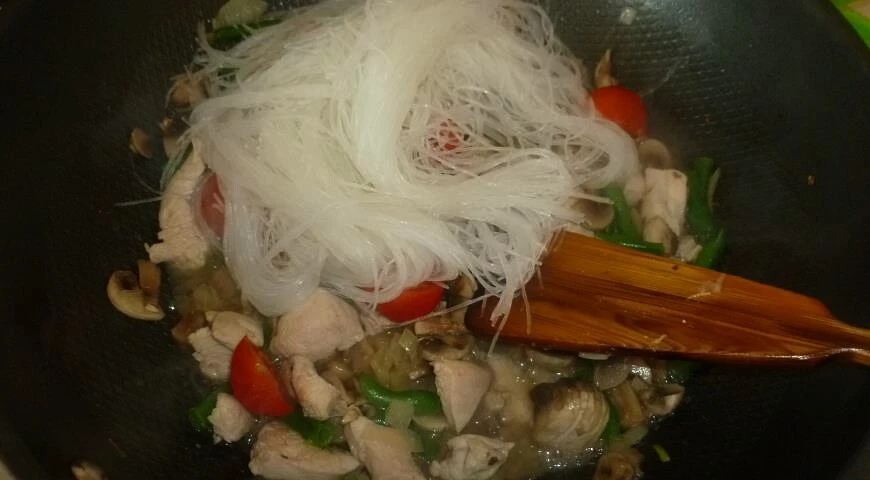 Funchoza mit Huhn und Gemüse