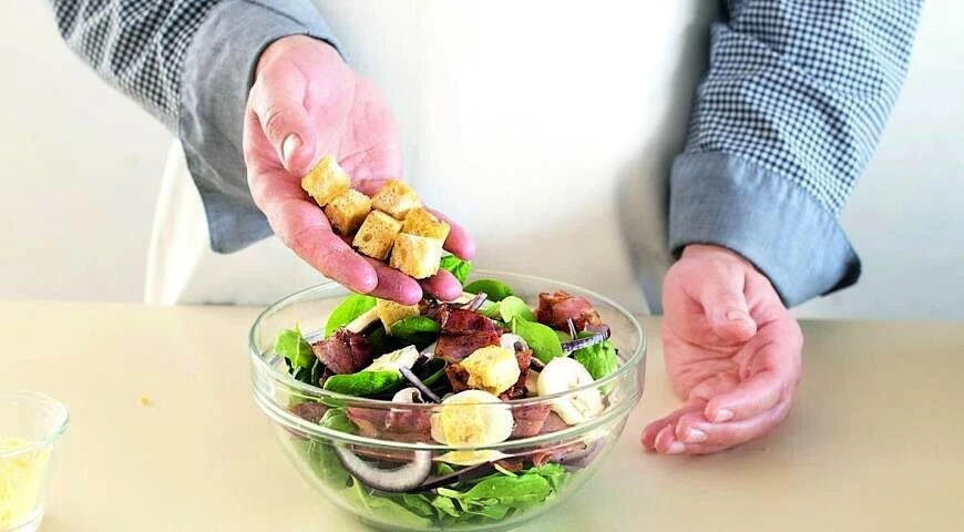Salade avec vinaigrette chaude au bacon
