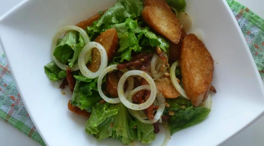 Salad with bacon, croutons and pine nuts