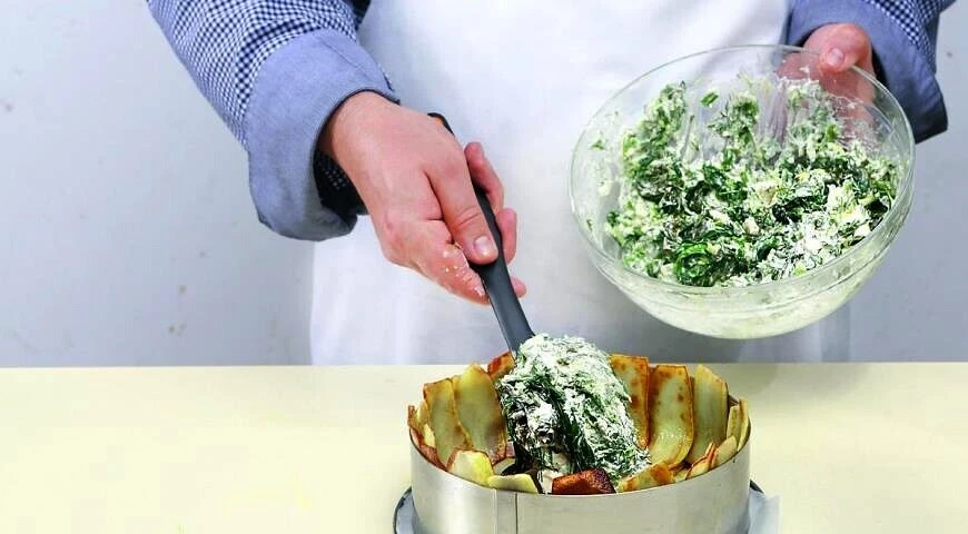 Mit Gemüse gefüllte Kartoffelpastete