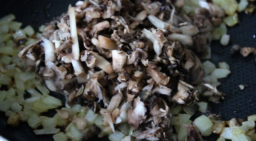 Mini pimientos rellenos de quinoa, champiñones y carnes ahumadas