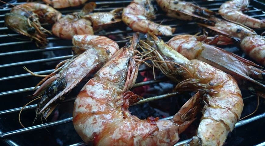 Grilled shrimp with fruits and vegetables