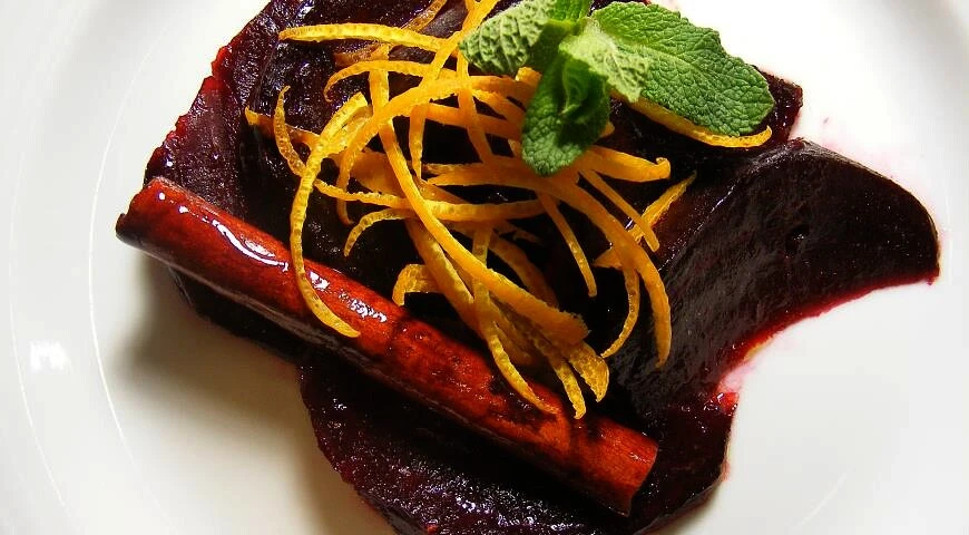 Glazed beets with cloves and cinnamon