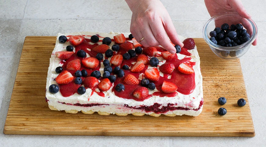 Cake with mascarpone and strawberries
