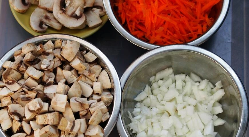 Pimientos rellenos de champiñones, verduras y quinoa
