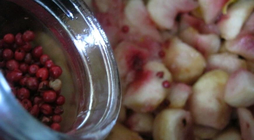 Feigen-Pfirsich-Marmelade mit Zitrone und rosa Pfeffer