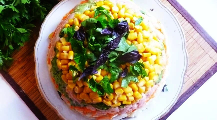 Ensalada de verduras en capas con gambas y pasta