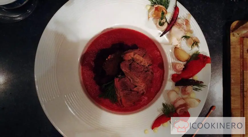 Crème-bortsch aux poivrons cuits au four, petits pains au bacon et ail au four