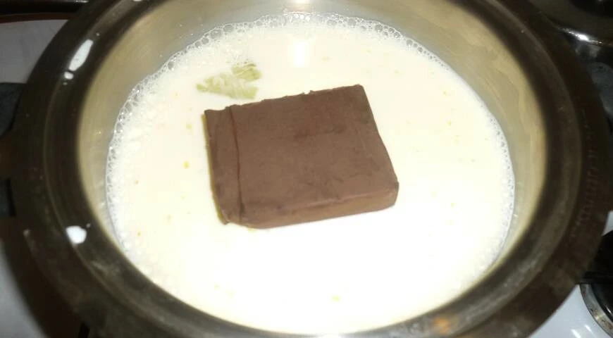 Schokoladenmuffins mit Zitronenglasur