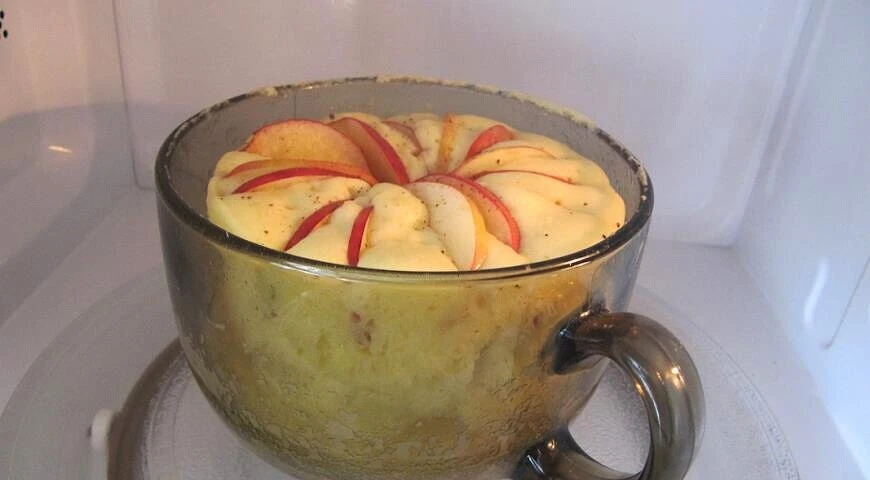Pastel en una taza con manzanas