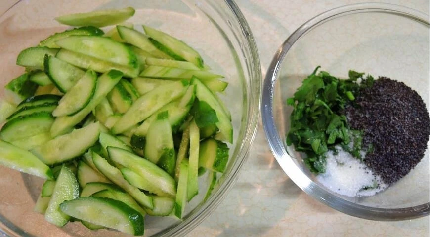Salade de concombre épicée avec vinaigrette aux graines de pavot