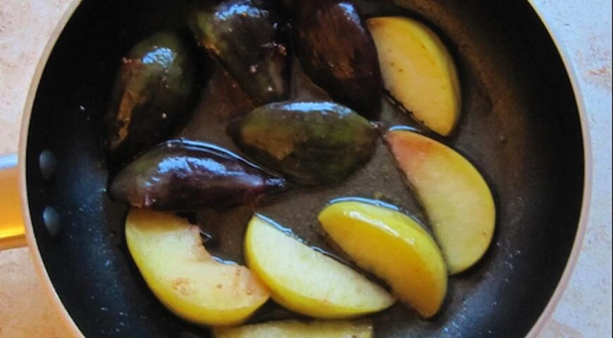 Honey duck baked with figs and apples