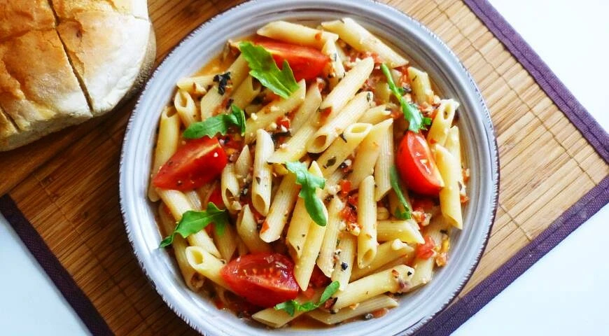 Pasta with almonds, cherry tomatoes and basil