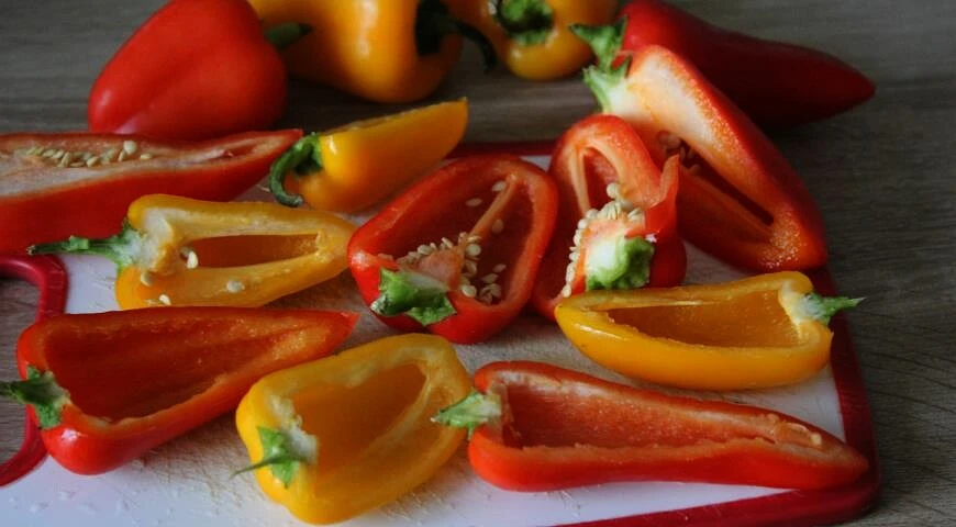 Mini peppers stuffed with quinoa, mushrooms and smoked meats