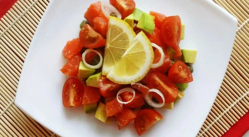 Salad with salmon, avocado and capers