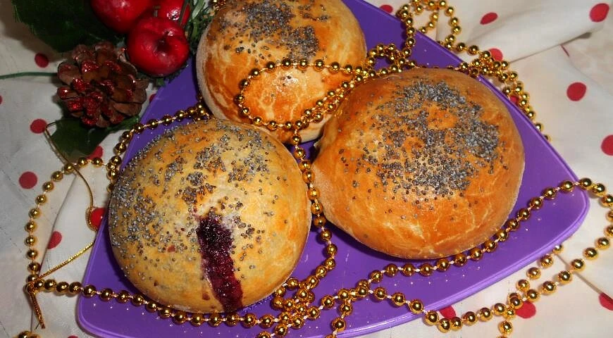 Vanilla poppy seed buns with cottage cheese and blueberries