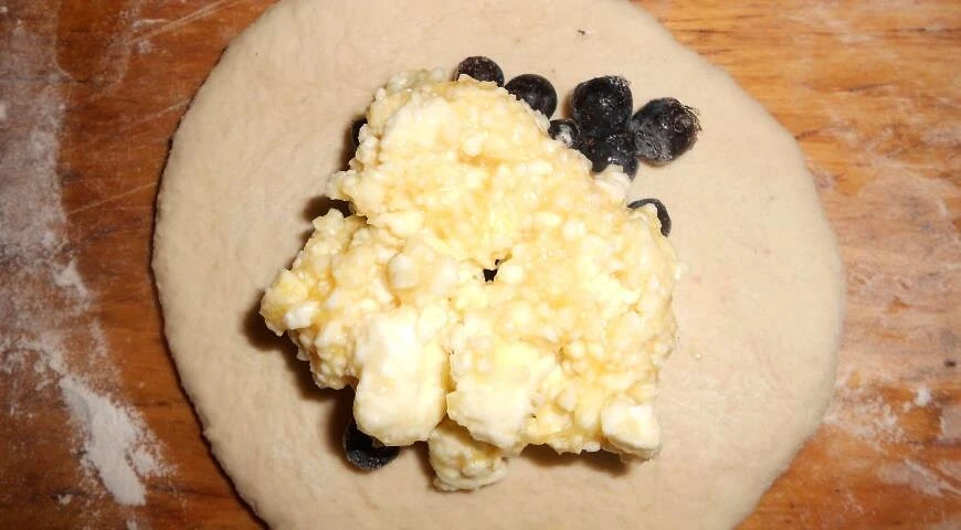 Panini ai semi di papavero alla vaniglia con ricotta e mirtilli