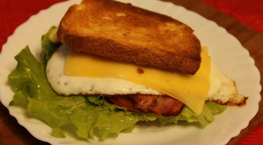 Sandwich mit Ei und Speck