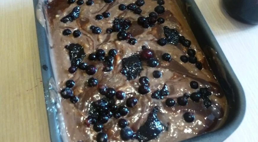 Brownie with custard and berries