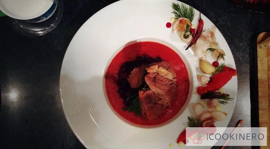 Crème-bortsch aux poivrons cuits au four, petits pains au bacon et ail au four