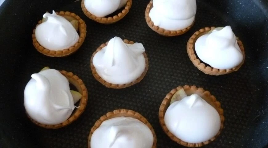 Tartlets with pears and meringue