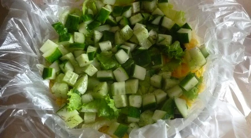 Ensalada de verduras en capas con gambas y pasta